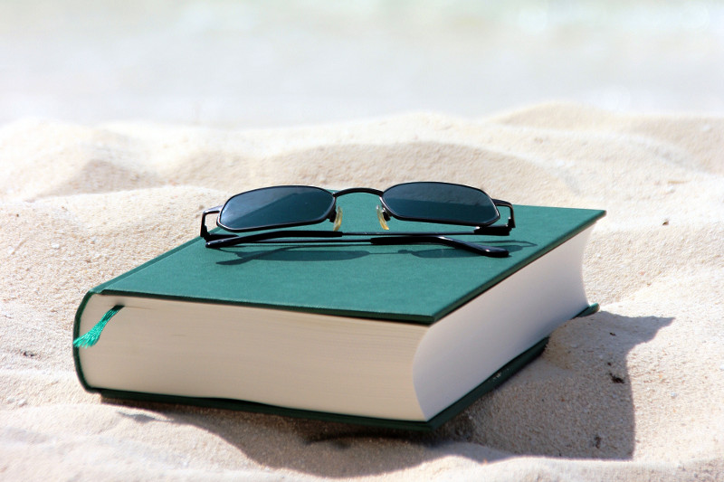 Buch mit Sonnenbrille